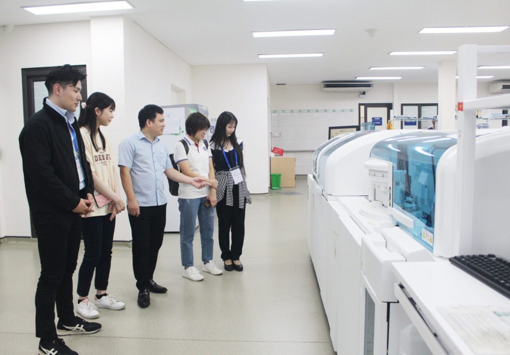 Đoàn Đoàn sinh viên Trường Y khoa Đại học St Marianna (Nhật Bản) đến thăm và trao đổi kinh nghiệm tại Bệnh viện Hữu nghị Lạc Việt