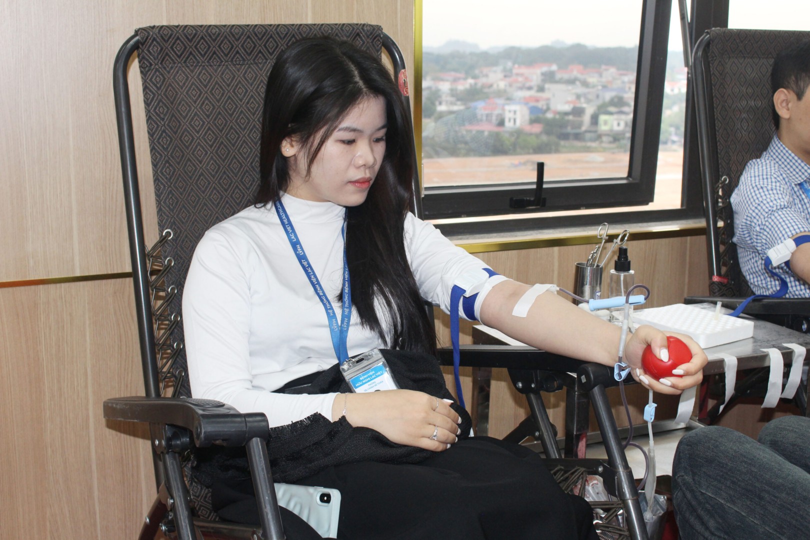 NGÀY HỘI HIẾN MÁU TÌNH NGUYỆN “MỘT GIỌT MÁU – TRIỆU TRÁI TIM” THU HÚT 200 NGƯỜI THAM GIA 17 IMG 2995 scaled 1