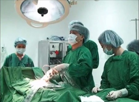 Bệnh viện Hữu nghị Lạc Việt Triển khai kỹ thuật cao: PHẪU THUẬT CẮT TỬ CUNG TOÀN BỘ QUA NỘI SOI