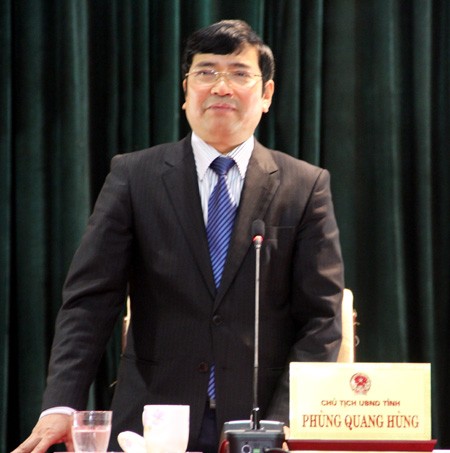 Chủ tịch UBND tỉnh Phùng Quang Hùng thăm, động viên cán bộ công nhân viên tại bệnh viện Lạc Việt