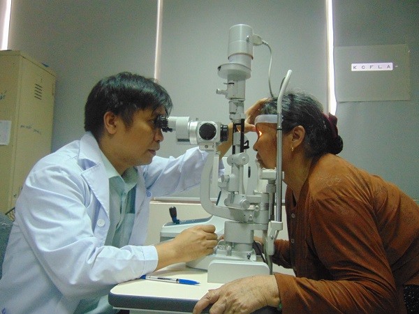 khám lại sau khi mổ mắt phaco