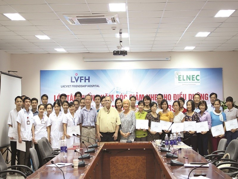 Tiến sỹ Roger A. Strong mở khóa tập huấn chăm sóc giảm nhẹ tại Bệnh viện Hữu nghị Lạc Việt